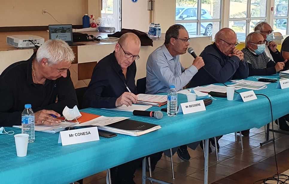 Alain Pellefigue, au micro, avec à sa droite, Jean-Guy Dupuy - Photo DR