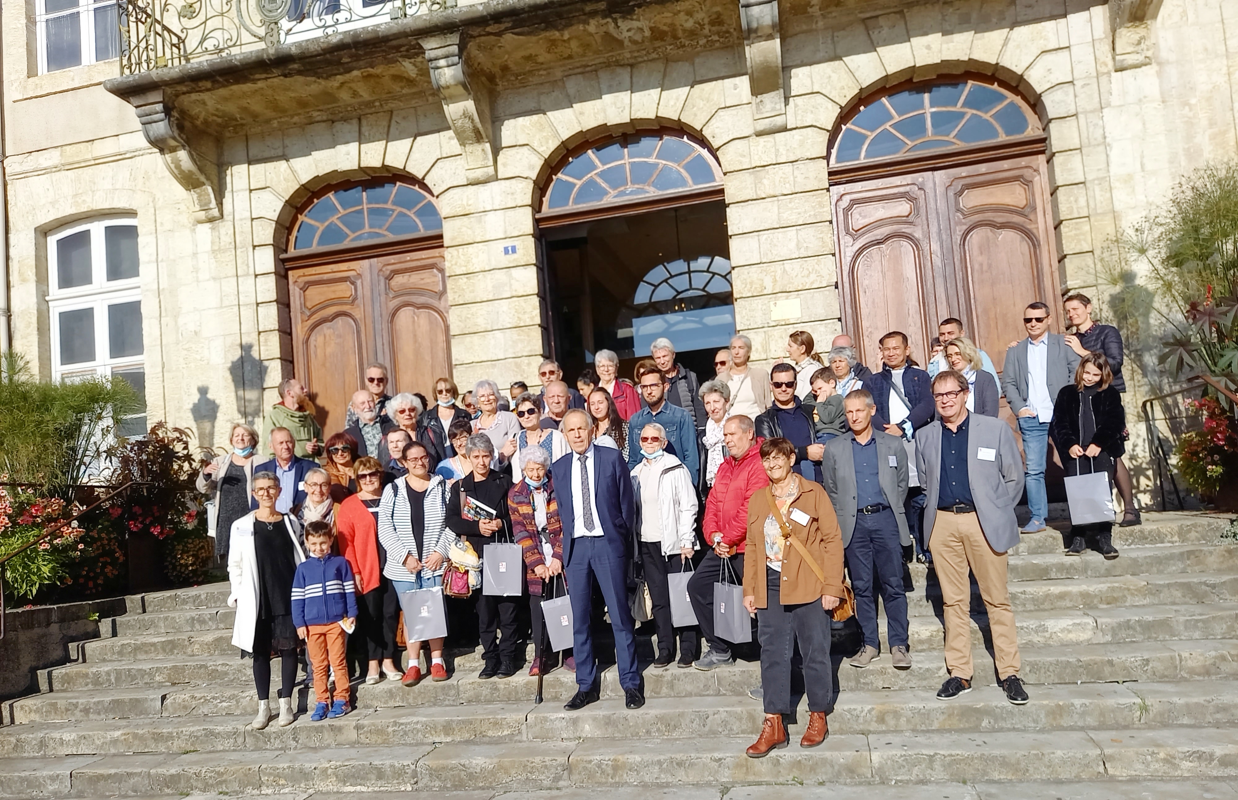 Les nouveaux Auscitains sur les marches de l'hôtel de ville.