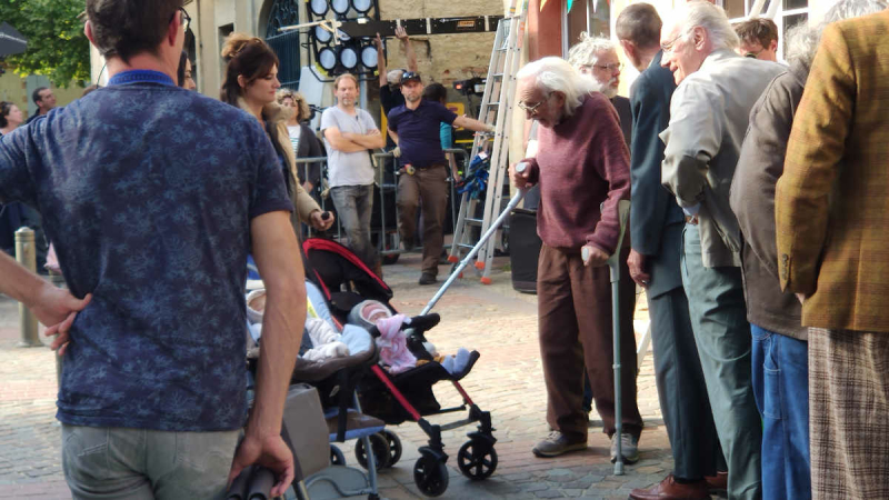 Les Vieux Fourneaux 2 en tournage au centre du village