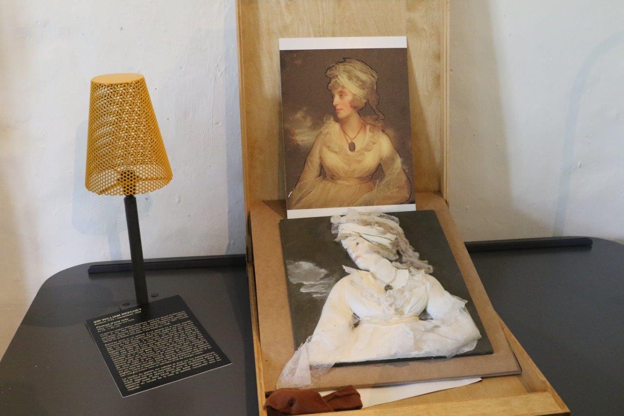 Transposition tactile d'une œuvre de la collection Simonow et son cartel en braille - Photo Marc Le Saux