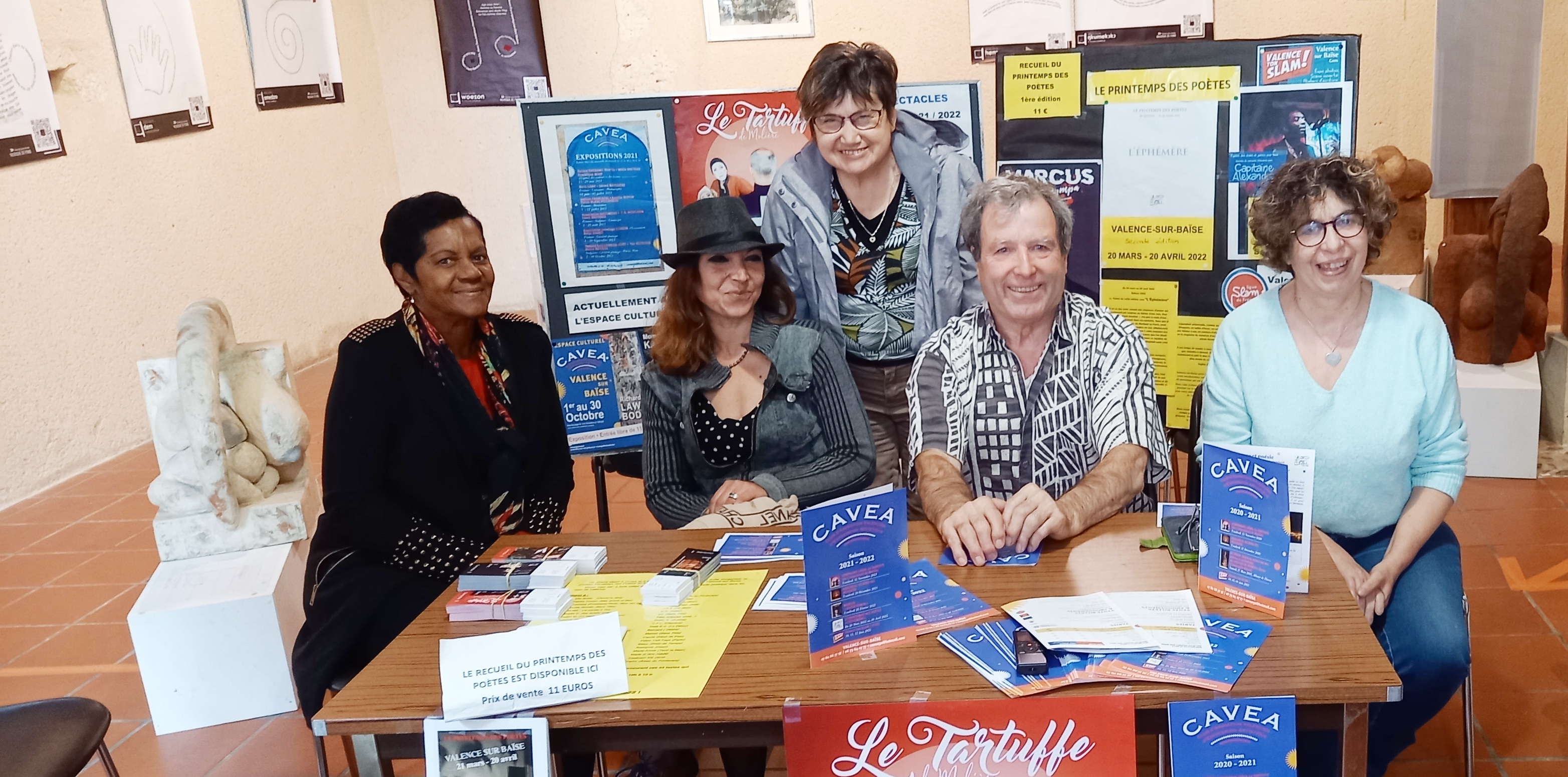 Jean-Pierre Puyal entouré de Marie-Guylhène Eustrope, Sandra Alex'Ha, Laure Zanardo, et Carine Dauzère.