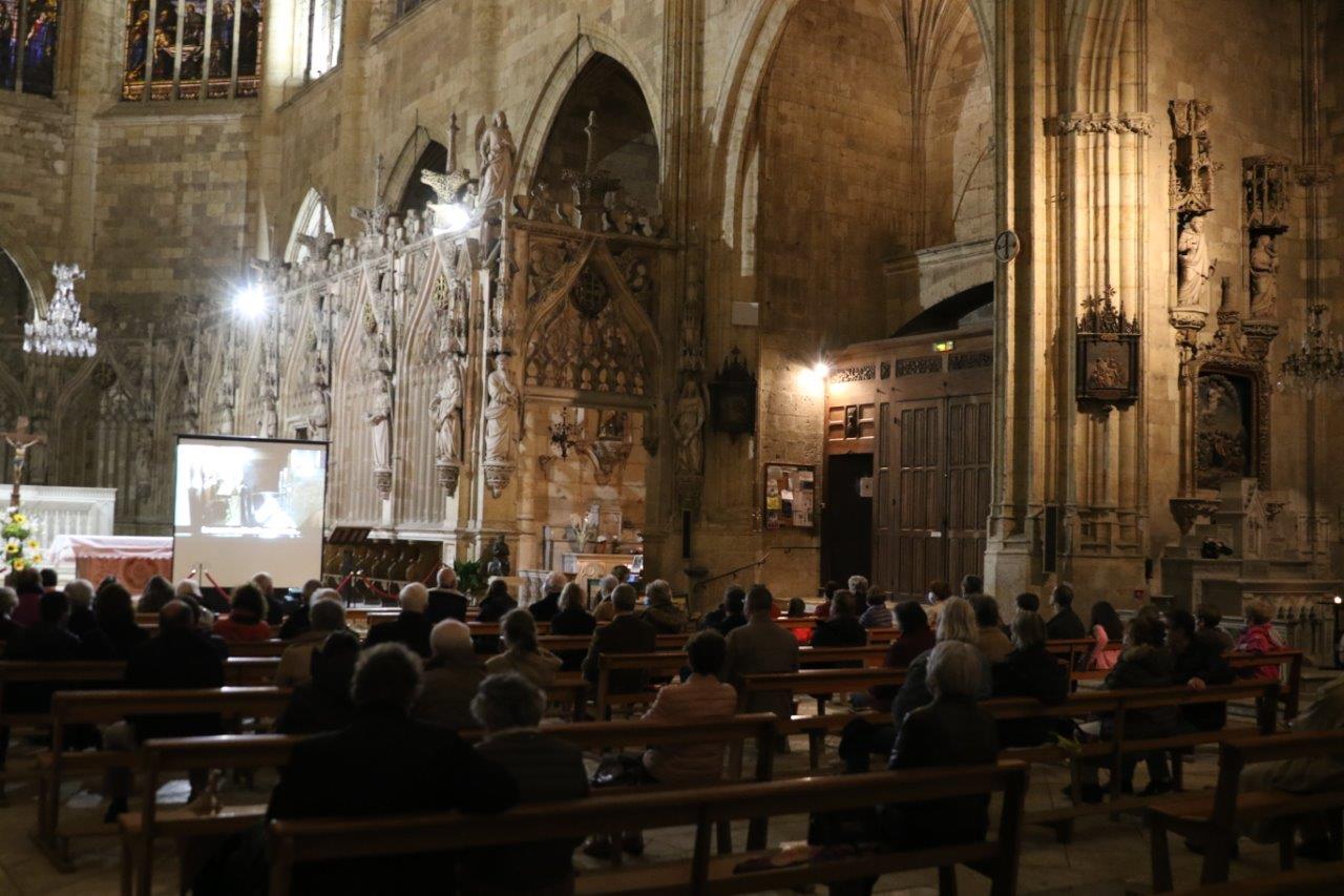 La retransmission via un grand écran, peut-elle être un avantage pour un concert de ce type ? - Photo Marc Le Saux