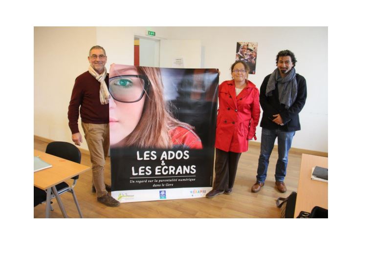 Maurice Boison, Nelly Dagras-Wojtyniak et Alain Ayad présentent l'affiche du documentaire - Photo Marc Le Saux