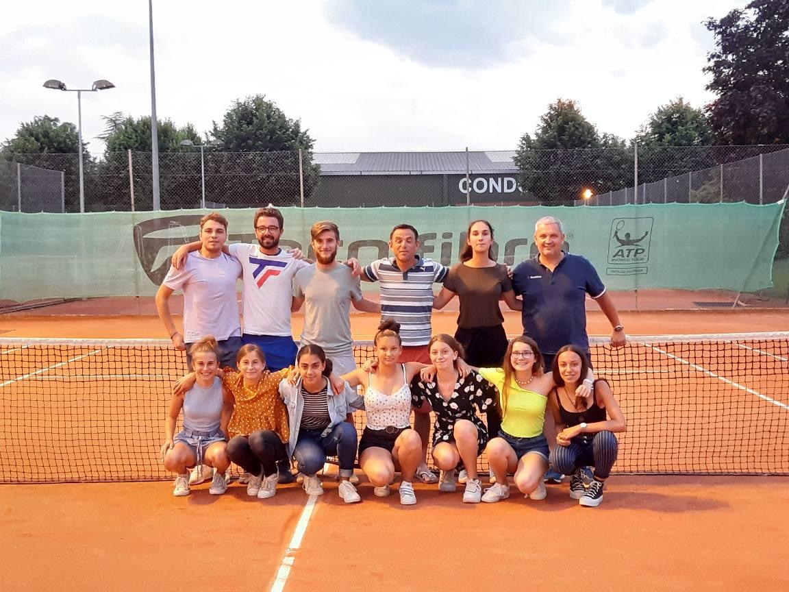 Les enseignants accompagnés des bénévoles, tous encadrent l'école de tennis enfants  - Photo CTC Juin 2021
