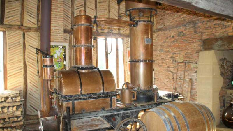 Distillation au Domaine de la Tuilerie