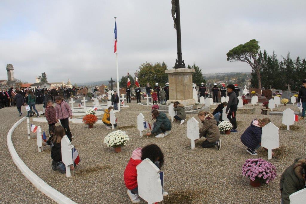 Les enfants des écoles installent un drapeau devant chaque tombe - Photo Marc Le Saux