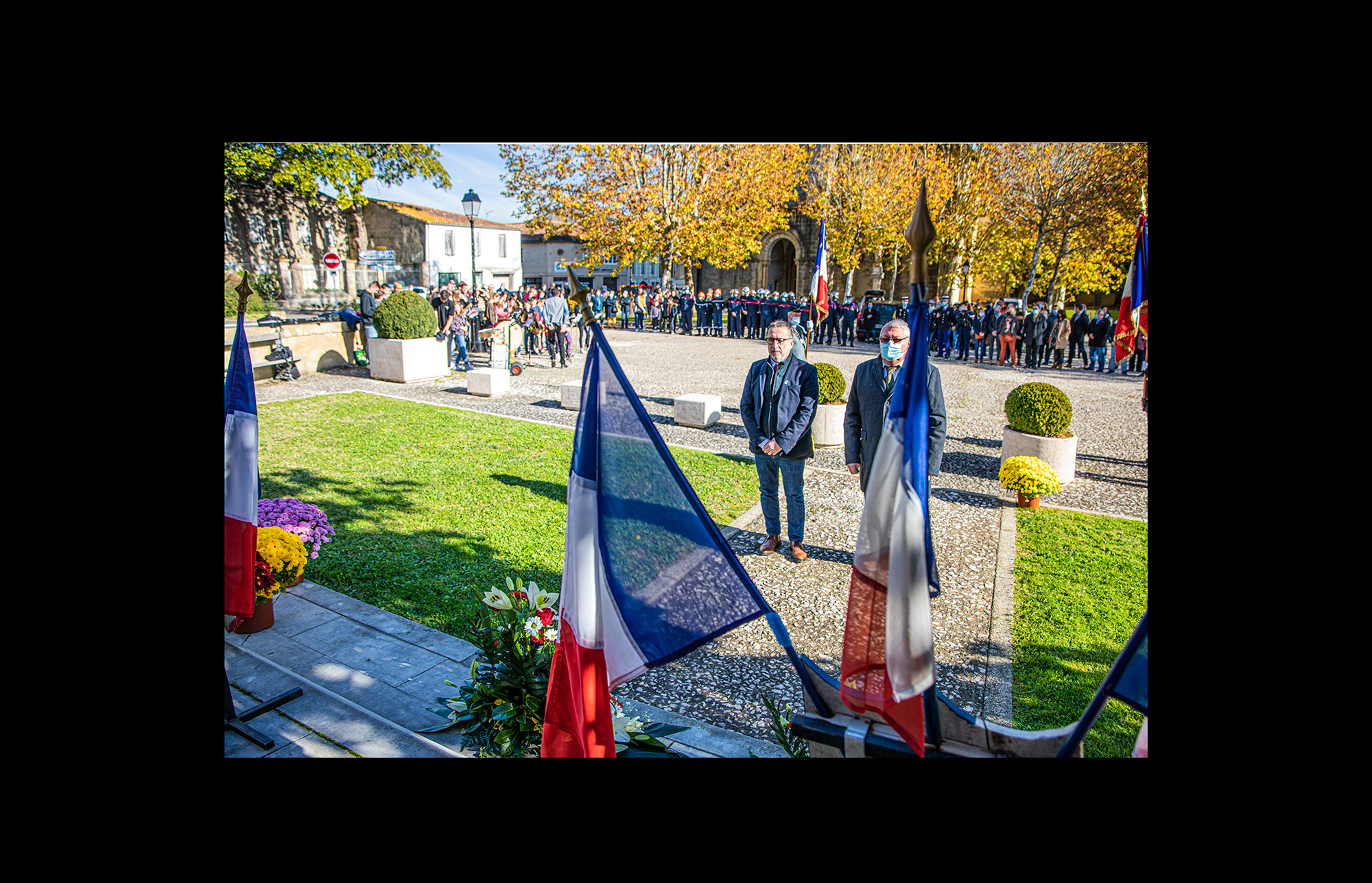 00  Dépôt de gerbes par Christian Peyret et Gérard Bragagnolo 1bis 111121.jpg
