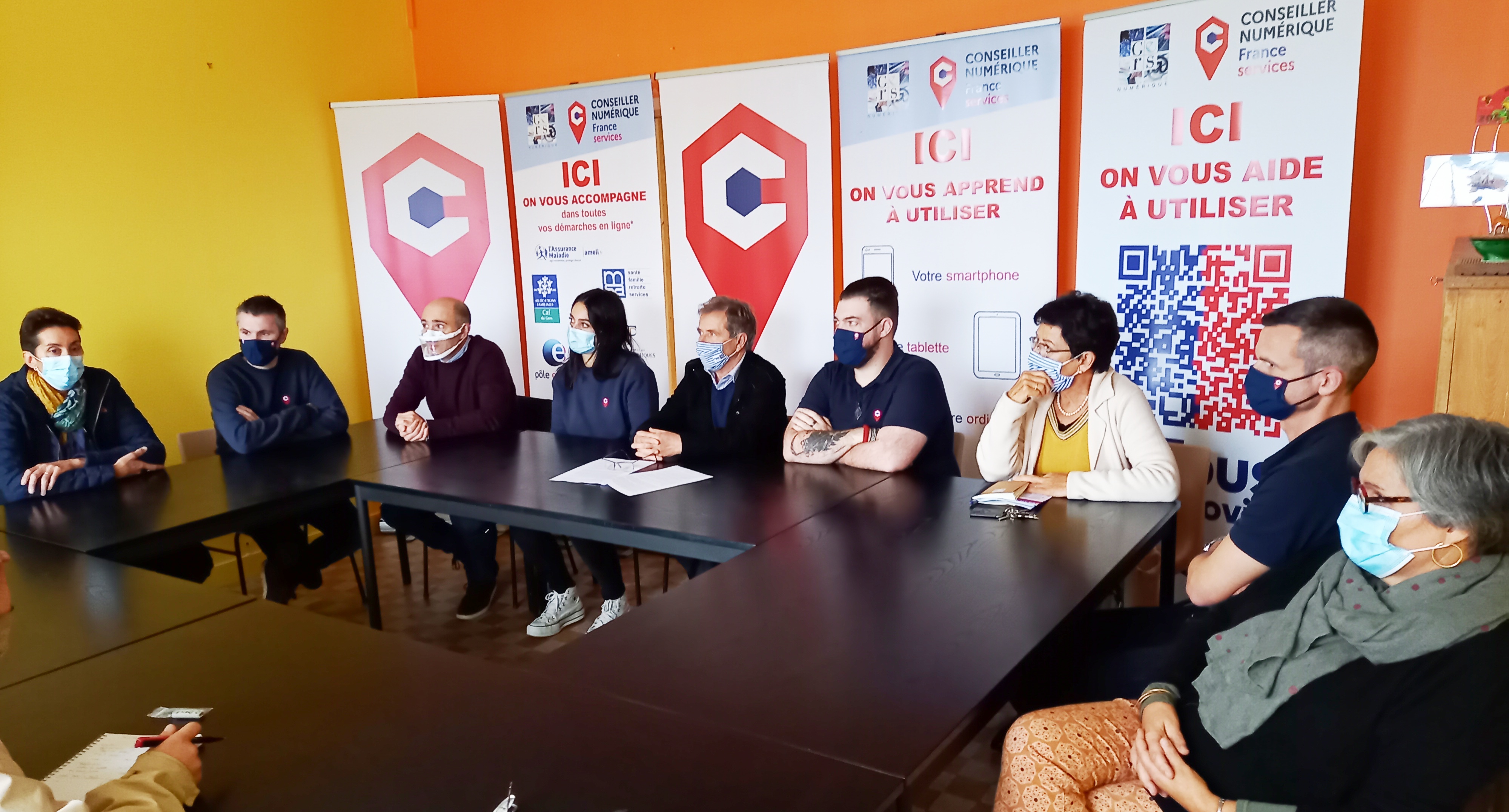 Jean-Pierre Salers entouré des quatre conseillers numériques et de Pierrette Luche, Charlette Boué, Jérôme Samalens et de Lydie Toison.