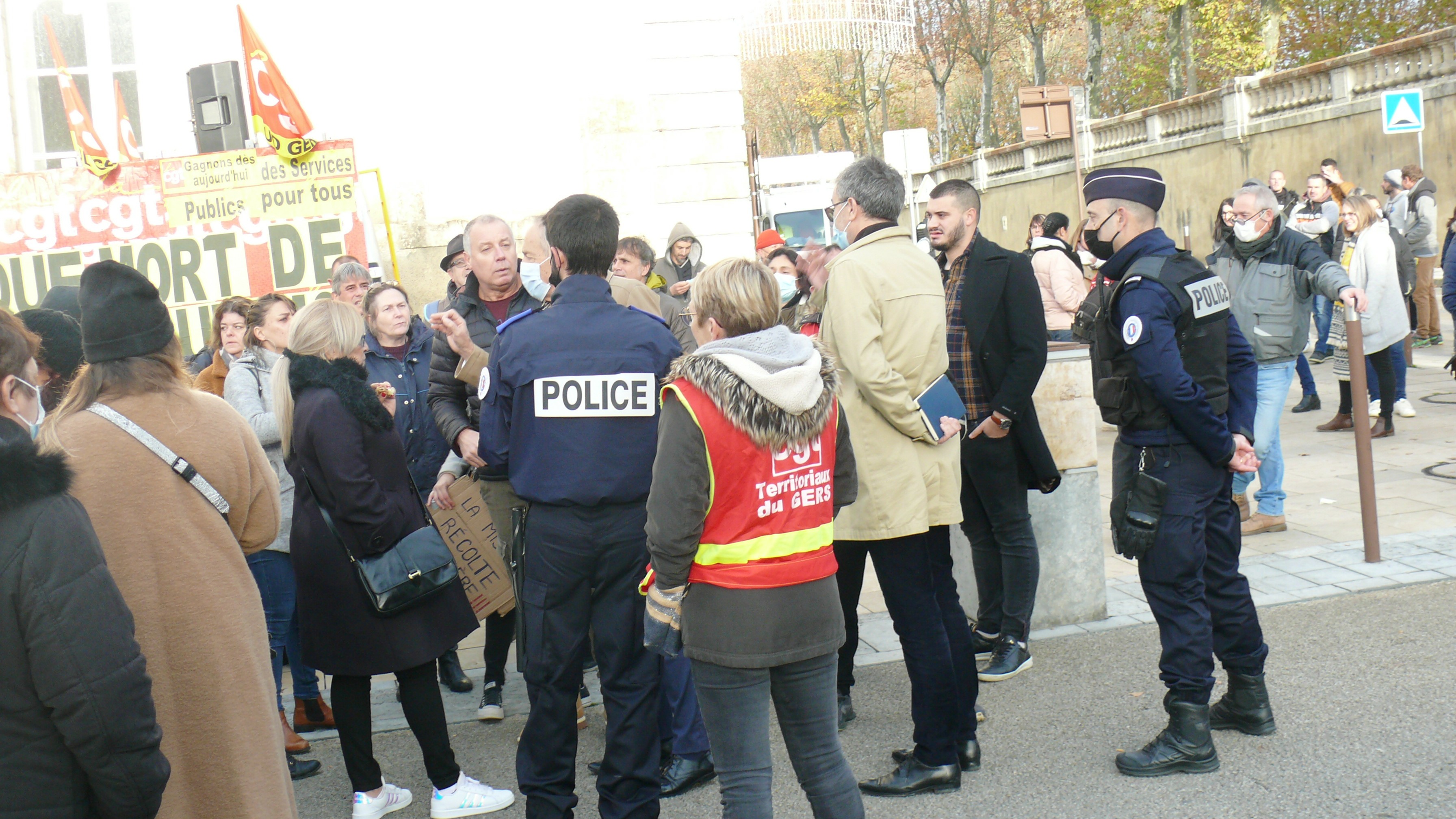 Le maire, Christian Laprébende, encerclé par les manifestants.