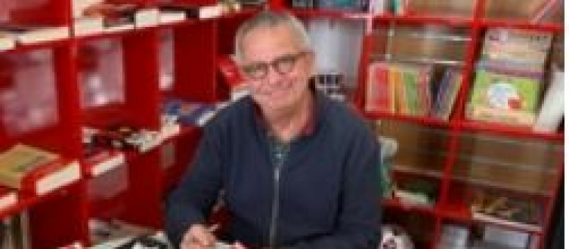 René Poques en dédicaceet son livre «Les lettres de l'oubli