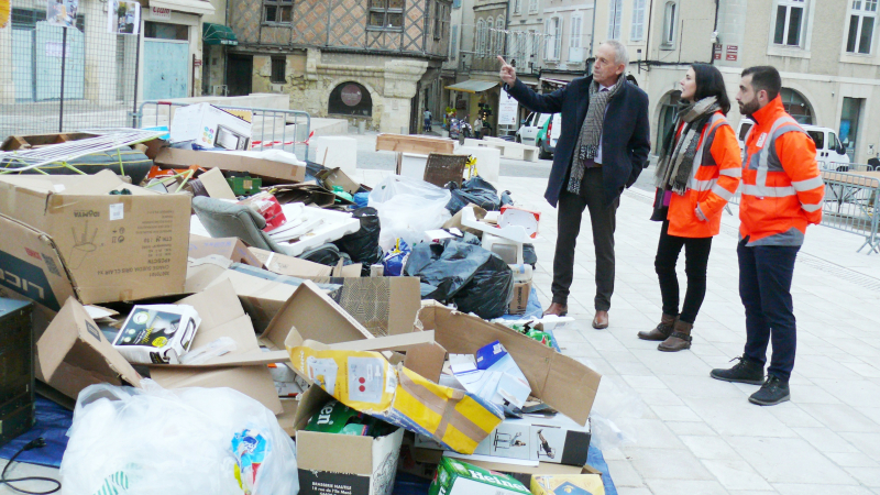Propreté urbaine : "Les gens n'utilisent pas les poubelles", regrette le maire, Christian Laprébende