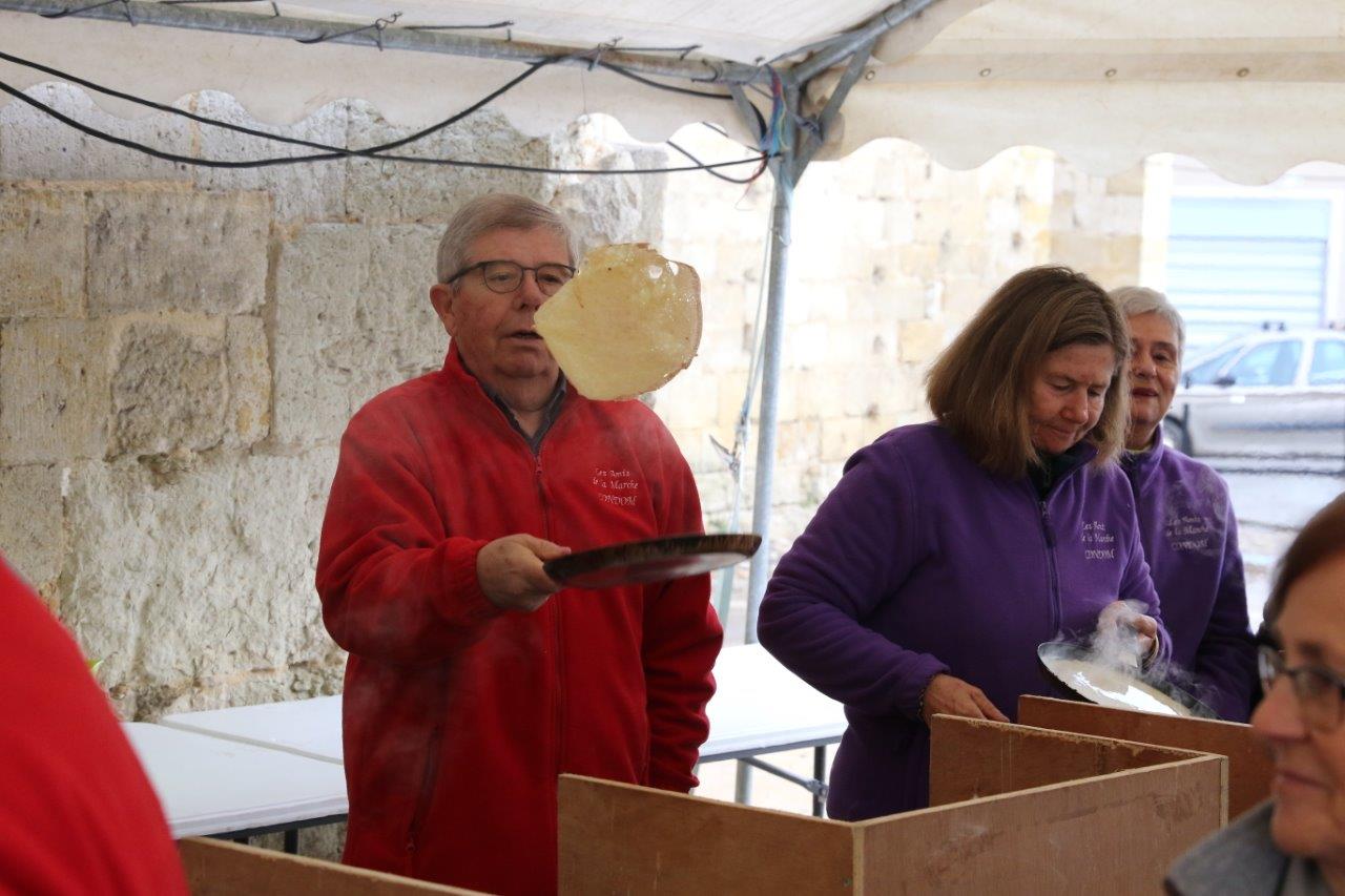 Alain Verdier, un marcheur, qui s'essaie à faire sauter les crêpes et qui y réussit - Photo Marc Le Saux