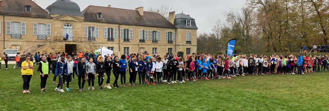 Collégiens devant le château.JPG
