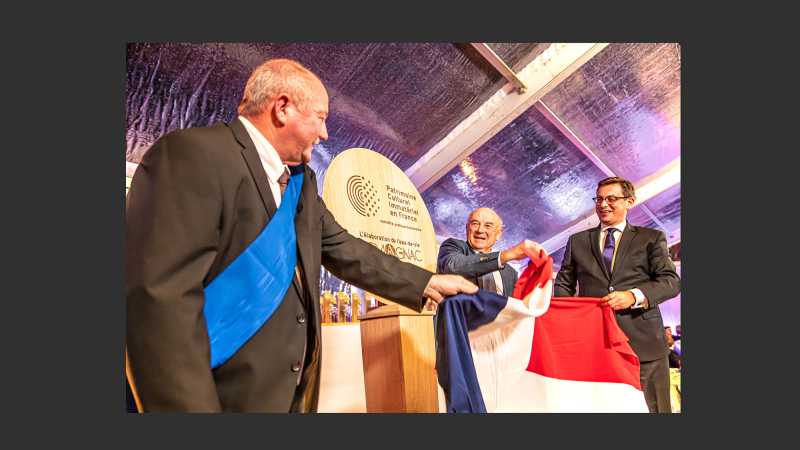 Éauze: une plaque pour l'armagnac au patrimoine culturel immatériel de la France
