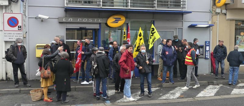 Rassemblement contre la fermeture du bureau de poste de la patte d'oie