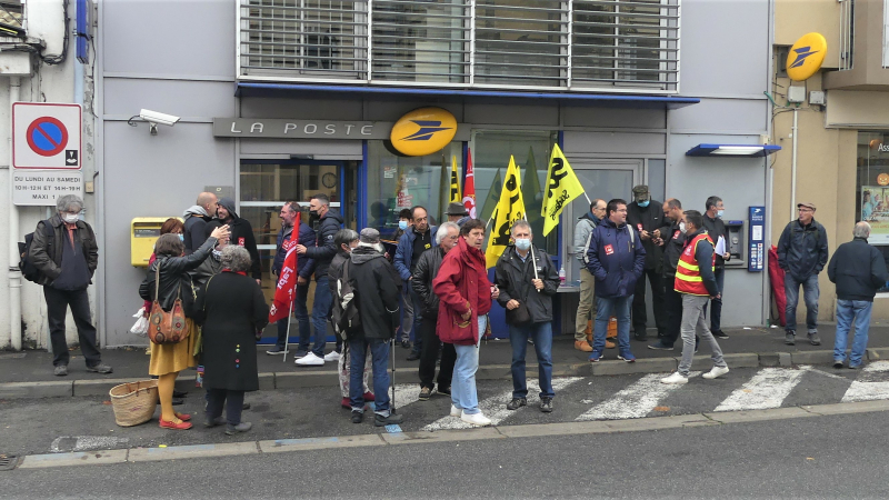 Rassemblement contre la fermeture du bureau de poste de la patte d'oie