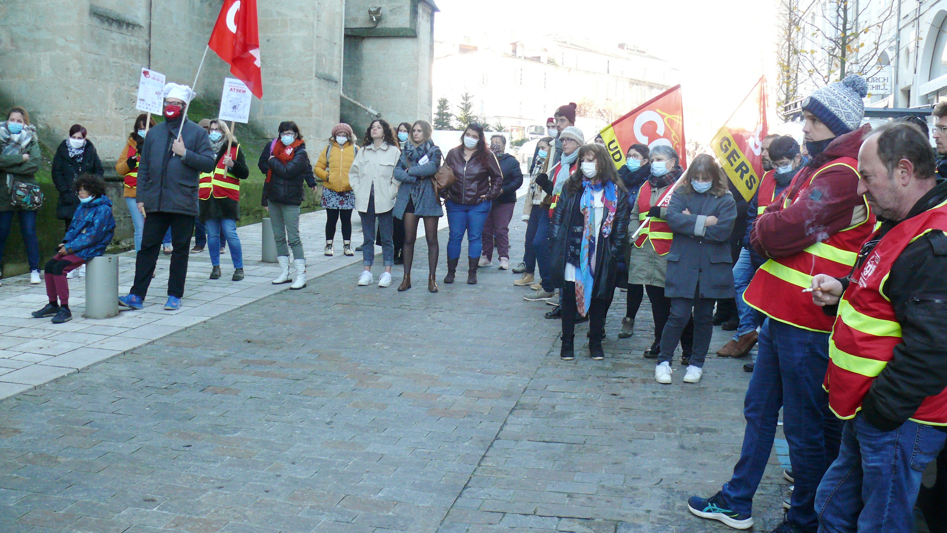 Les manifestants devant la préfecture