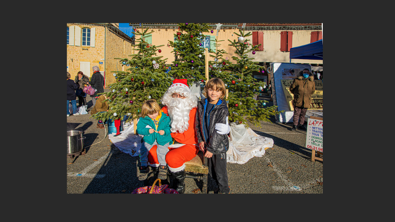 Le Père Noël est installé au marché d'Aignan lundi 21 décembre