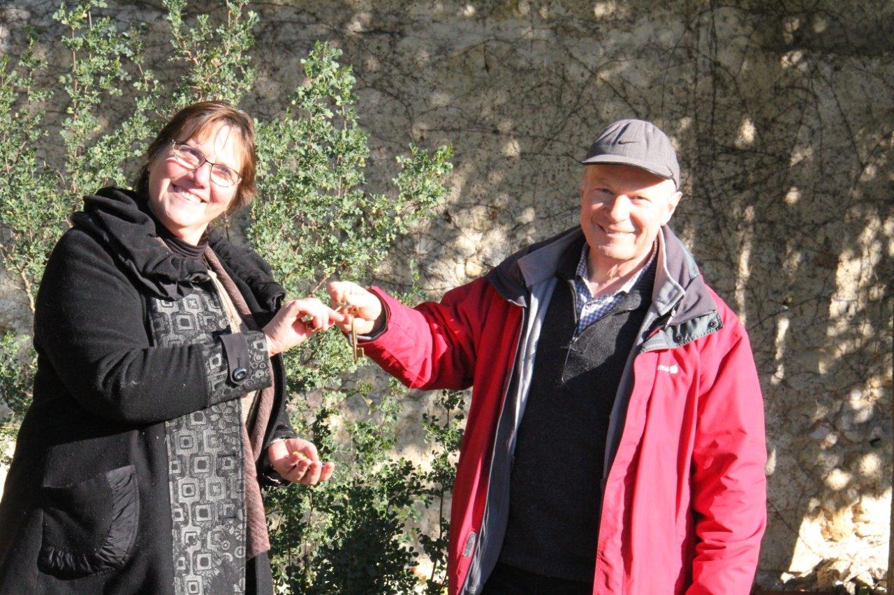 Un moment symbolique : Christine Muñoz reçoit un trousseau de clés des mains de Philippe Aurian - Photo Marc Le Saux