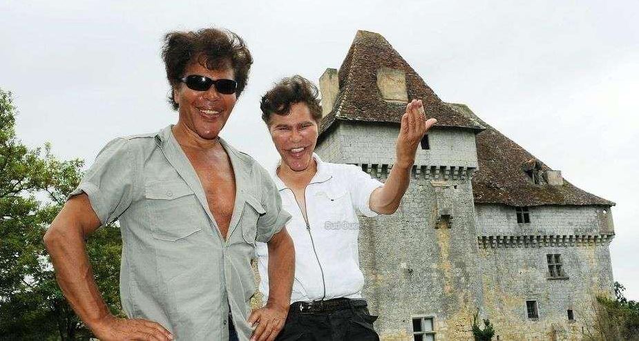 Igor et Grichka, en vacances dans leur château d'Esclignac à Monfort (Gers). © Crédit photo : Michel Amat