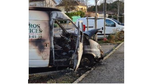 Le fourgon d'Auch Garros a été incendié.