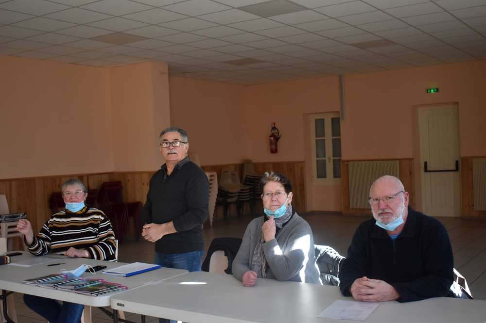 Les membres du bureau ont sorti leur masque seulement au moment de la photo.