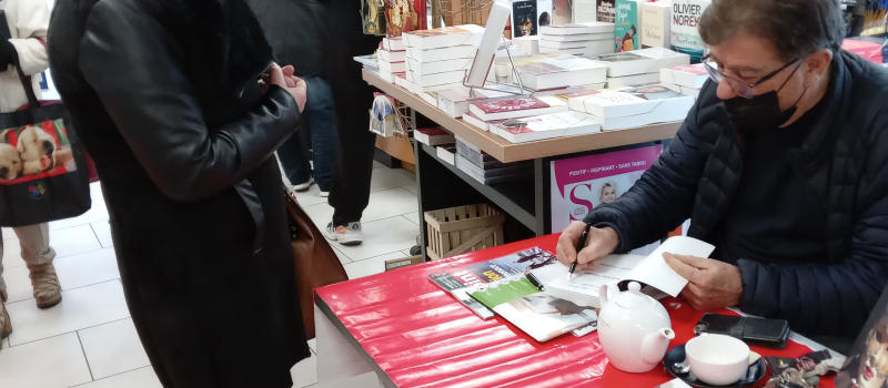 Claude Gallardo en dédicace de son livre "Le Nouvel Ordre"