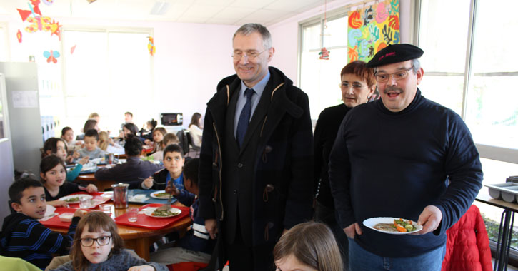 En février 2016, Simon Faulong, accompagné du maire Franck Montaugé et de son adjointe Cathy Daste-Leplus, était venu servir du veau rosé Lou Béthêt aux enfants des écoles d’Auch.
