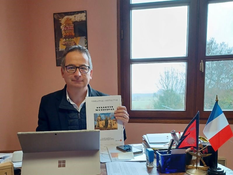 le maire Alain Scudellaro présente le bulletin municipal