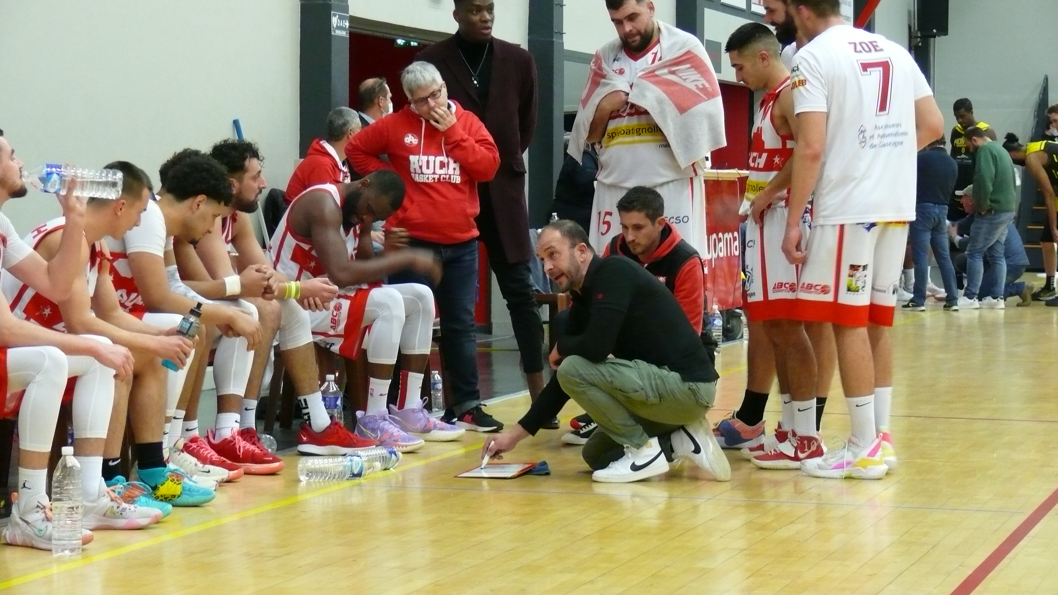Le coach, Jérôme Séailles,  motive ses protégés.
