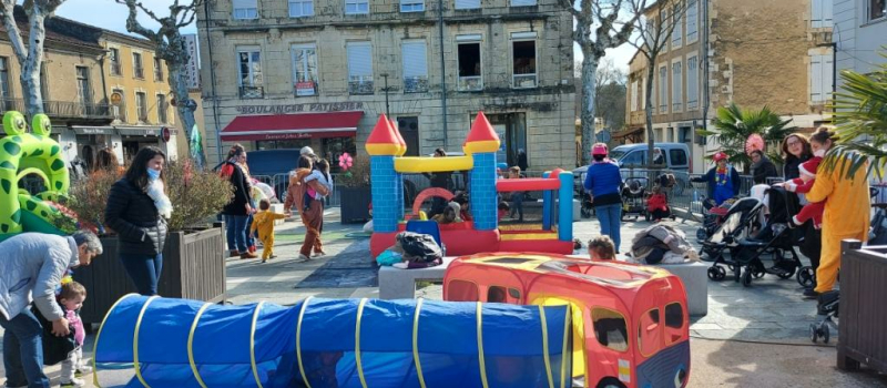 Les petits carnavaliers ont envahi la place de la mairie !