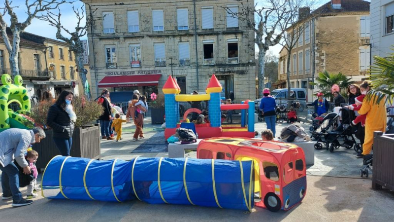 Les petits carnavaliers ont envahi la place de la mairie !