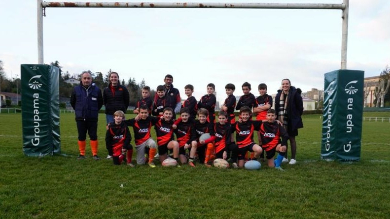 UAV Rugby : remise de maillots aux benjamins par le partenaire AGS Enr et les Vic King's