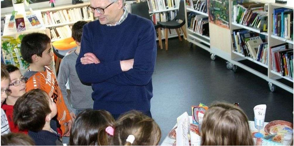 Bernard Friot devant son jeune public. © Crédit photo : Photo ALAIN SAUZEAU