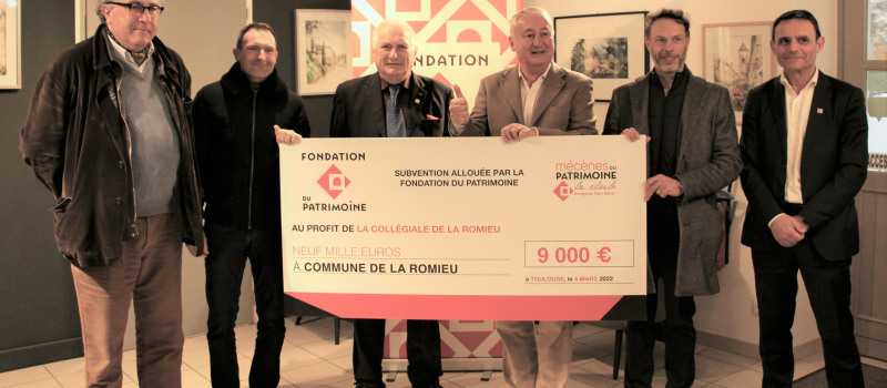 Un chèque pour la collégiale.