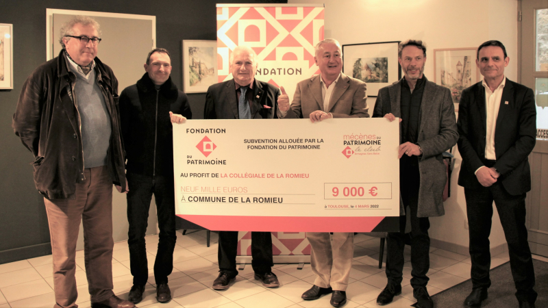 Un chèque pour la collégiale.