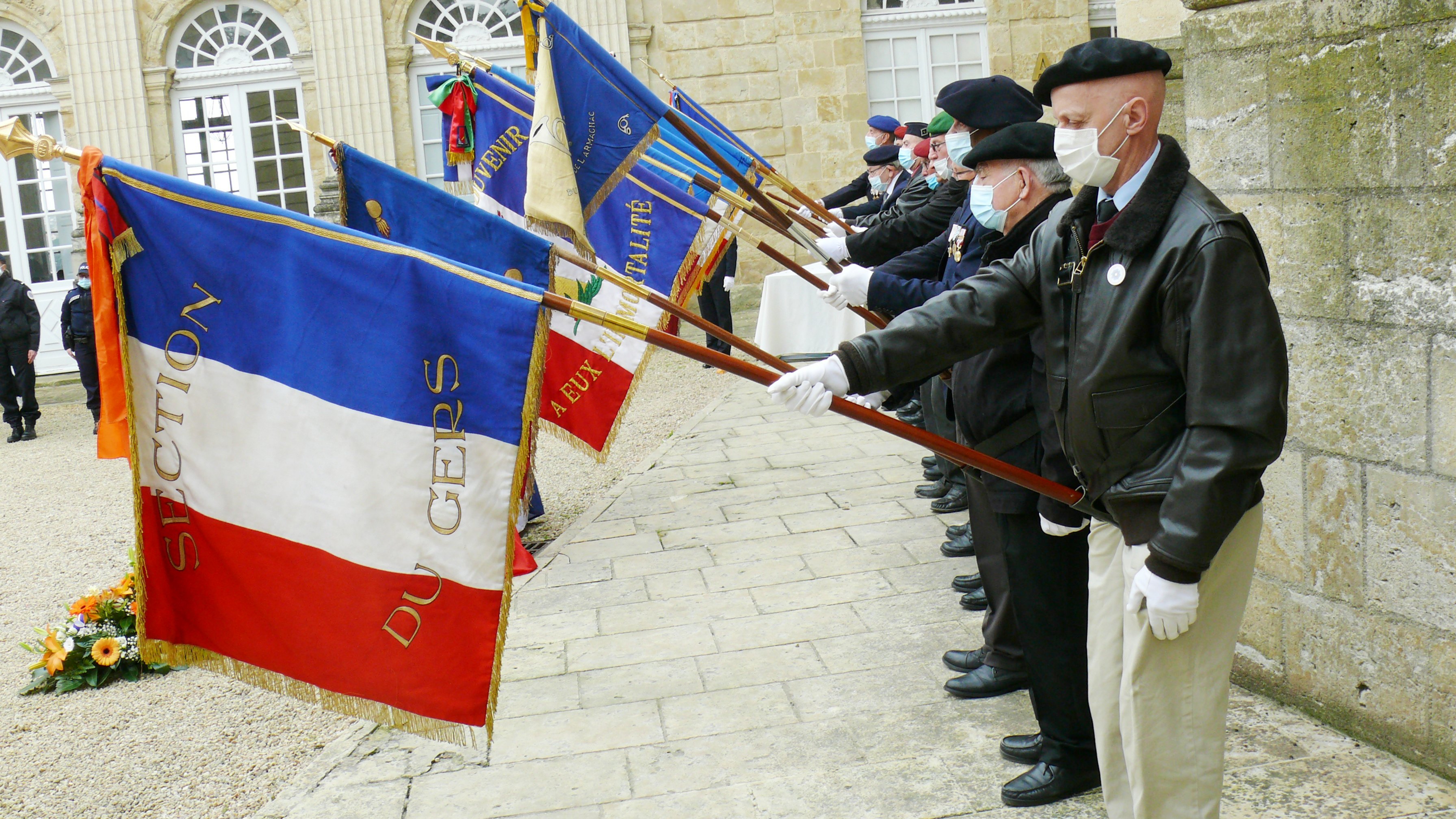 Les porte-drapeaux à la fin de la cérémonie.