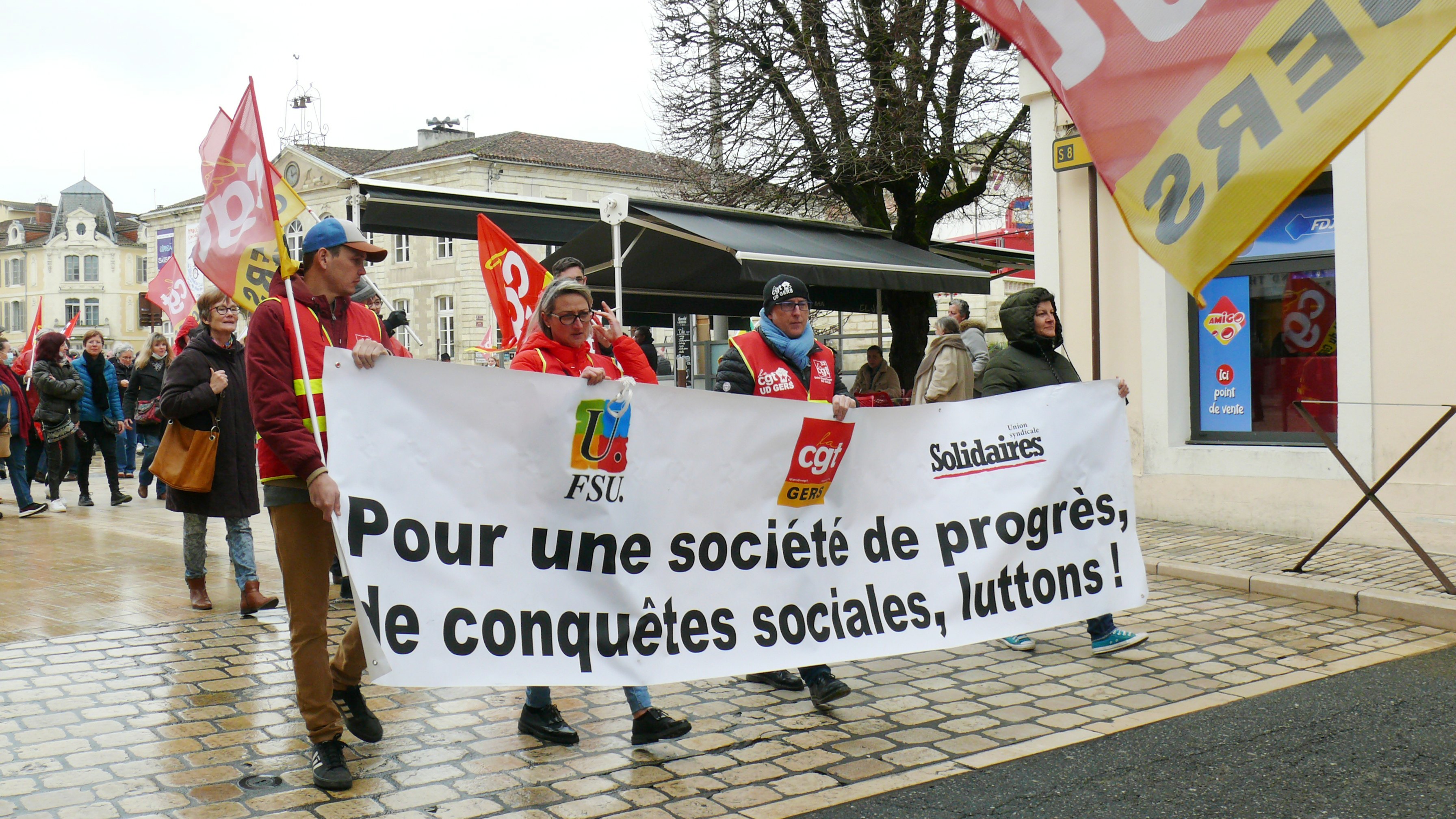 Les manifestants ont descendu la rue Gambetta, puis ont remonté la rue de Lorraine pour revenir place de la Libération.