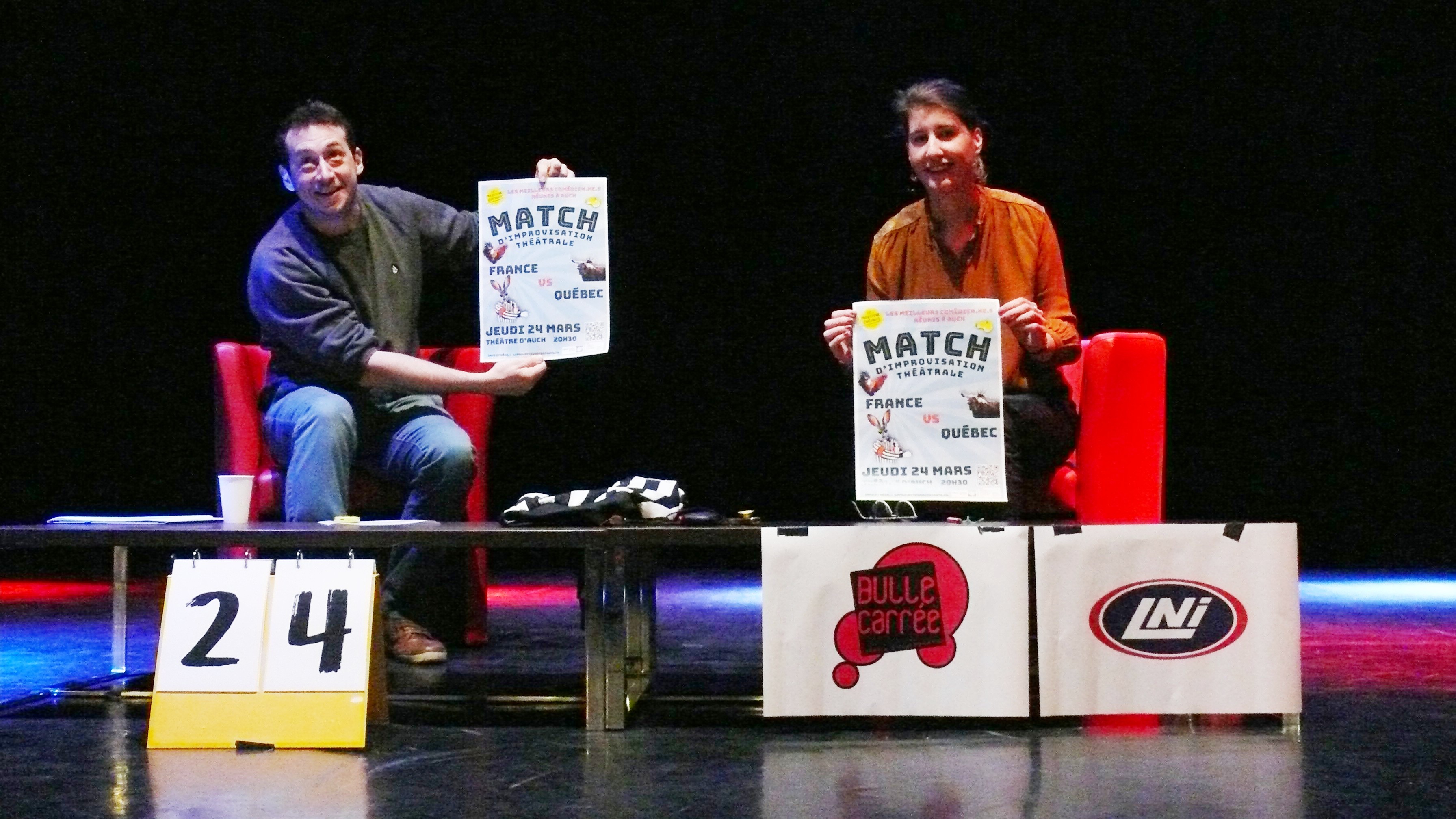 Jonathan Pratte et Héloïse Mercier présente l'affiche du spectacle.