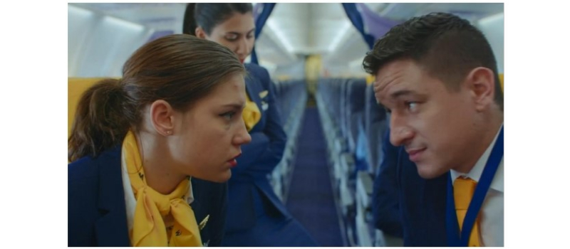 Portrait d'une jeune hôtesse de l'air avec "Rien à foutre" au cinéma mardi soir