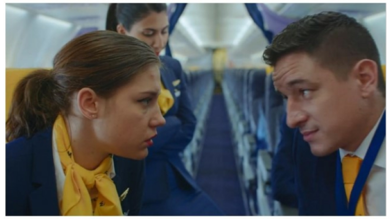 Portrait d'une jeune hôtesse de l'air avec "Rien à foutre" au cinéma mardi soir