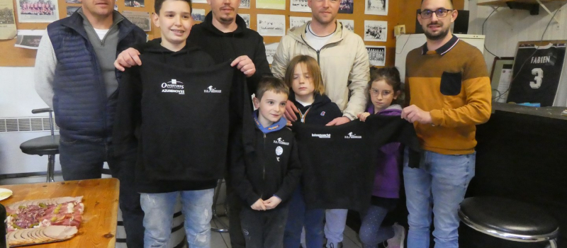 De beaux sweats offerts aux jeunes par deux sponsors qui sont à remercier