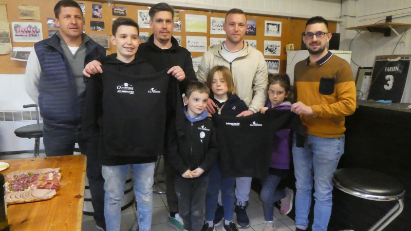De beaux sweats offerts aux jeunes par deux sponsors qui sont à remercier