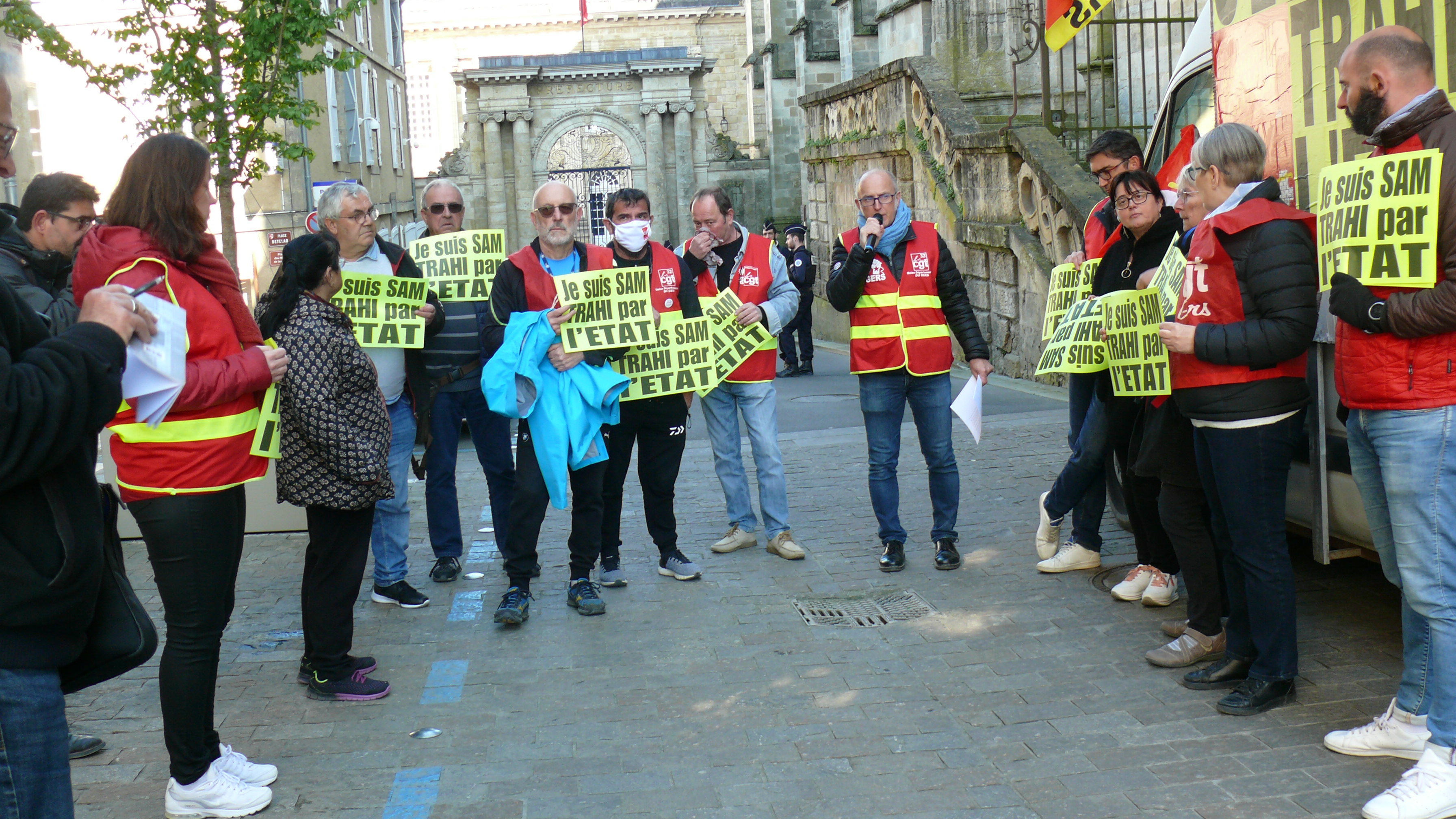 Les manifestants devant la préfecture.