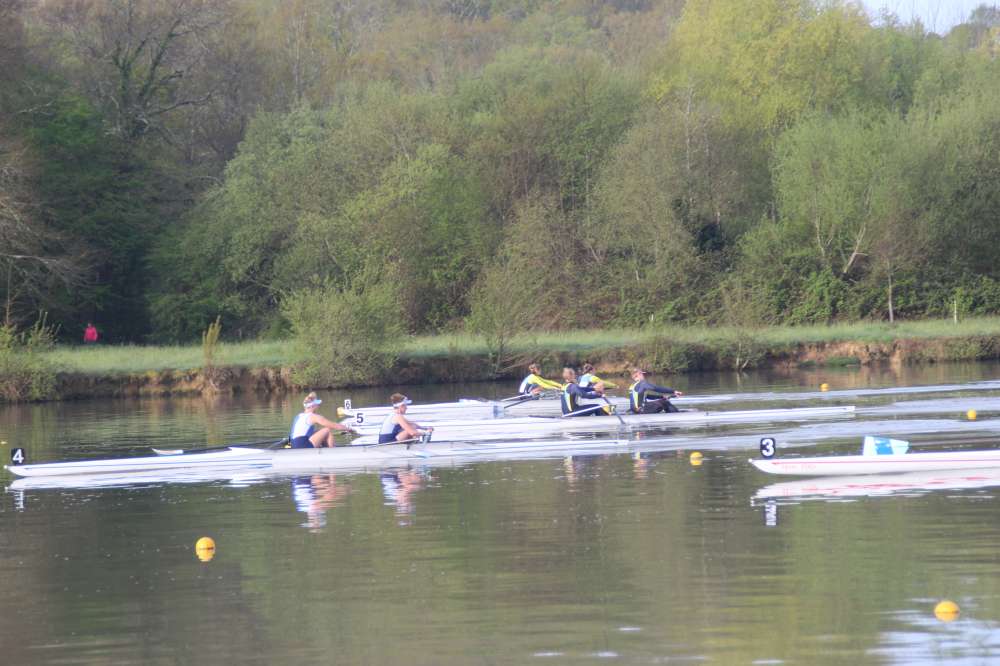 Des bateaux courts sur le lac de l'Uby
