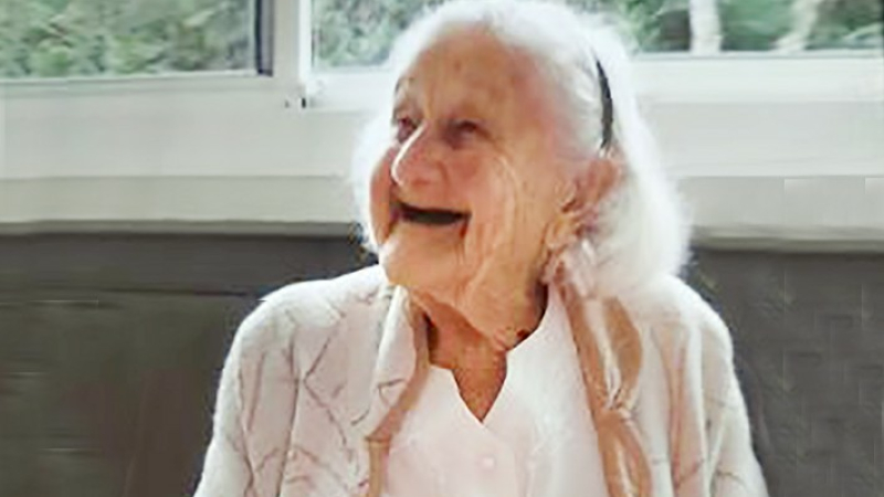Une centenaire, entourée d'une belle famille et de nombreux amis