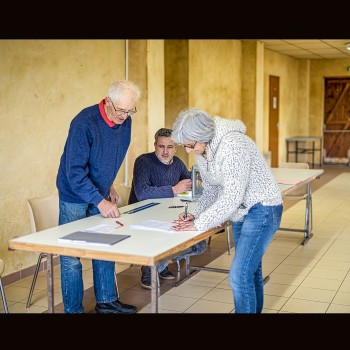 0 Patrick d'Antin Olivier Roses et une votante bureau de vote à Bouzon-Gellenave 1bis 240422.jpg