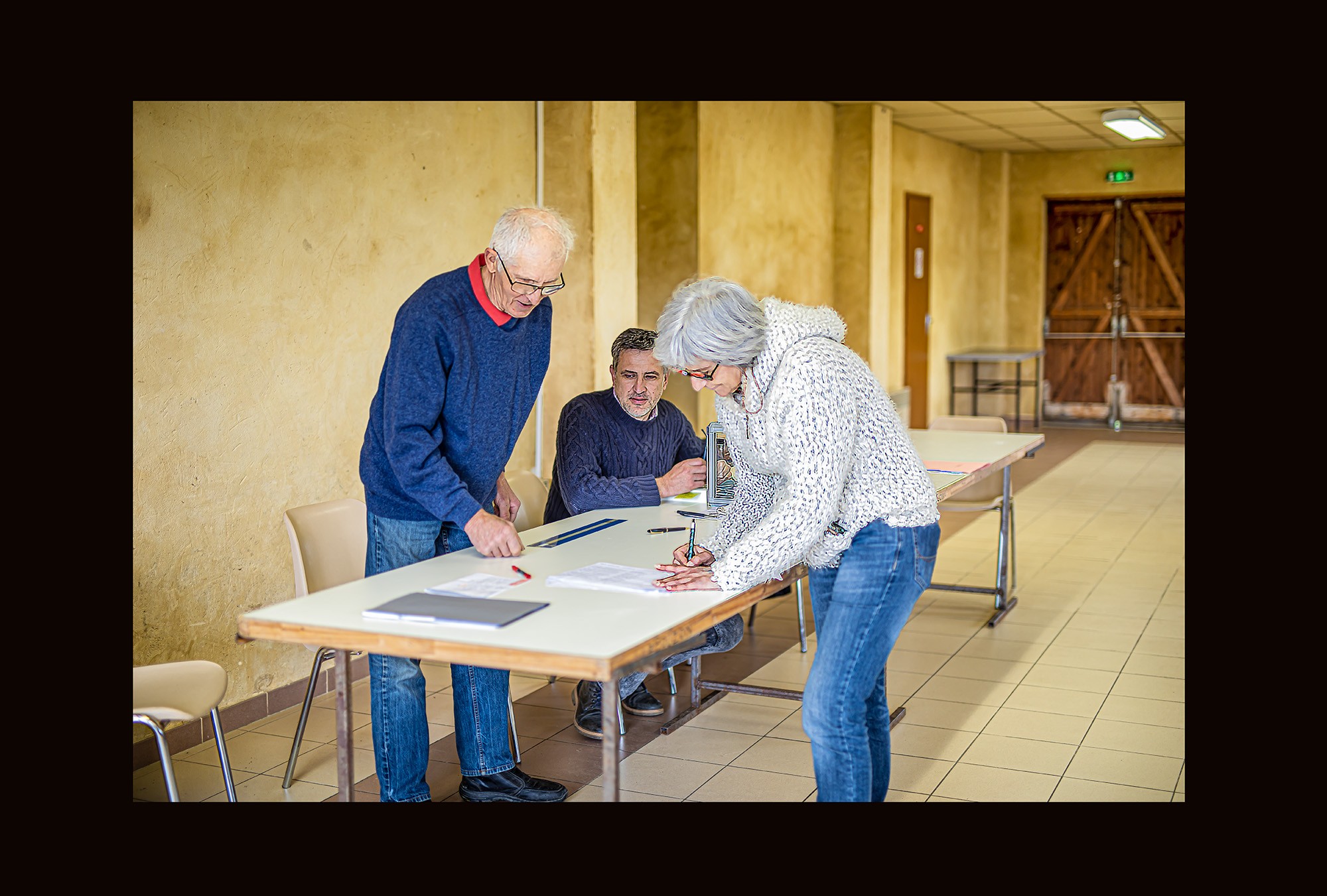0 Patrick d'Antin Olivier Roses et une votante bureau de vote à Bouzon-Gellenave 1bis 240422.jpg