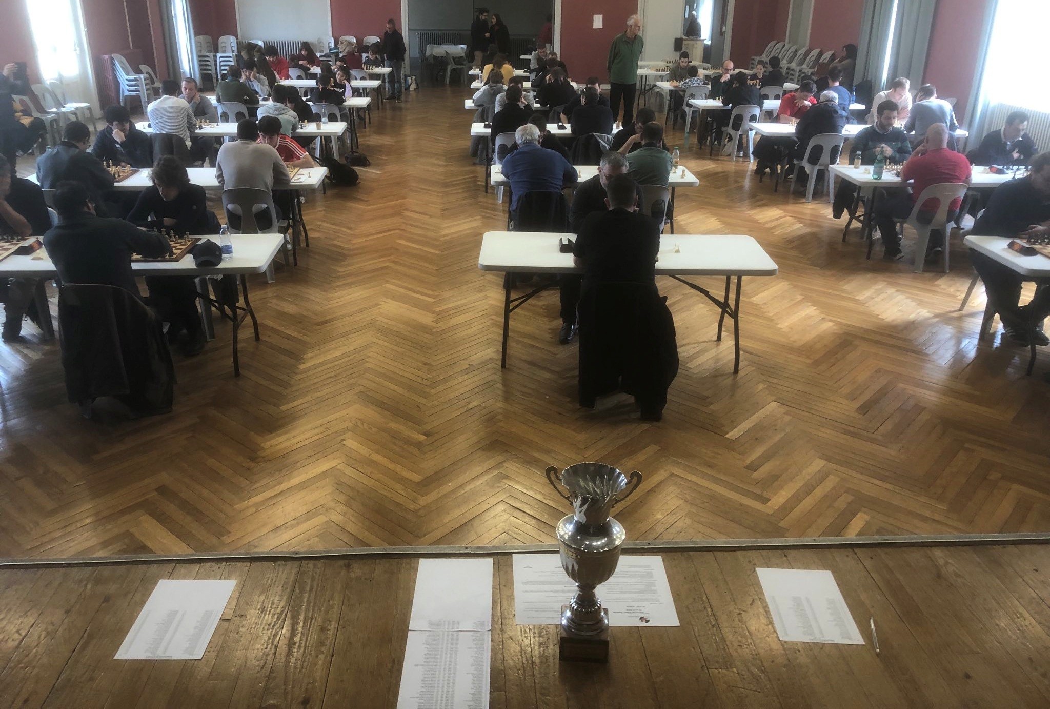Les joueurs d'échecs dans la salle des Cordeliers à Auch.