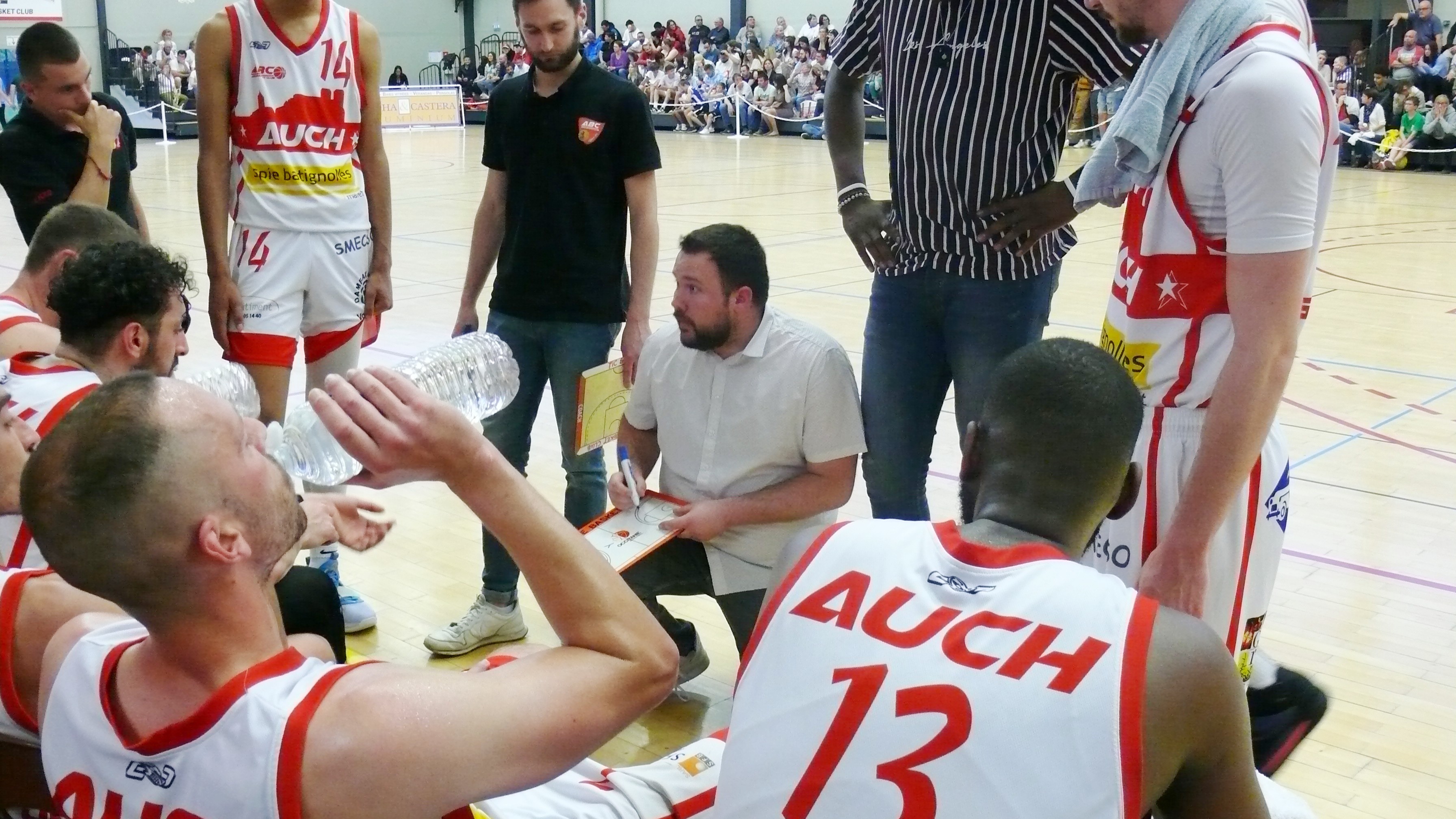 Adrien Coureau précise les points tactiques.